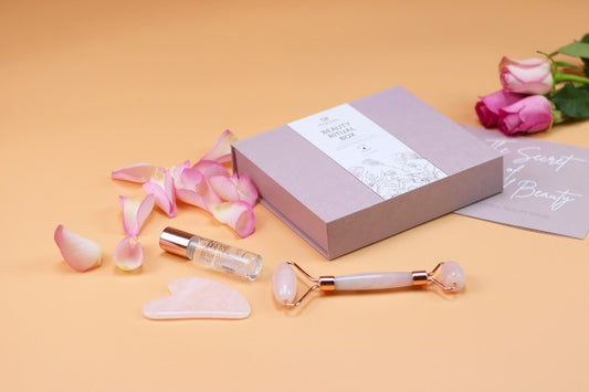 BEAUTY RITUAL BOX - Rosenquarz Roller, Gua Sha und Roll-on mit Bio Rosenwasser
