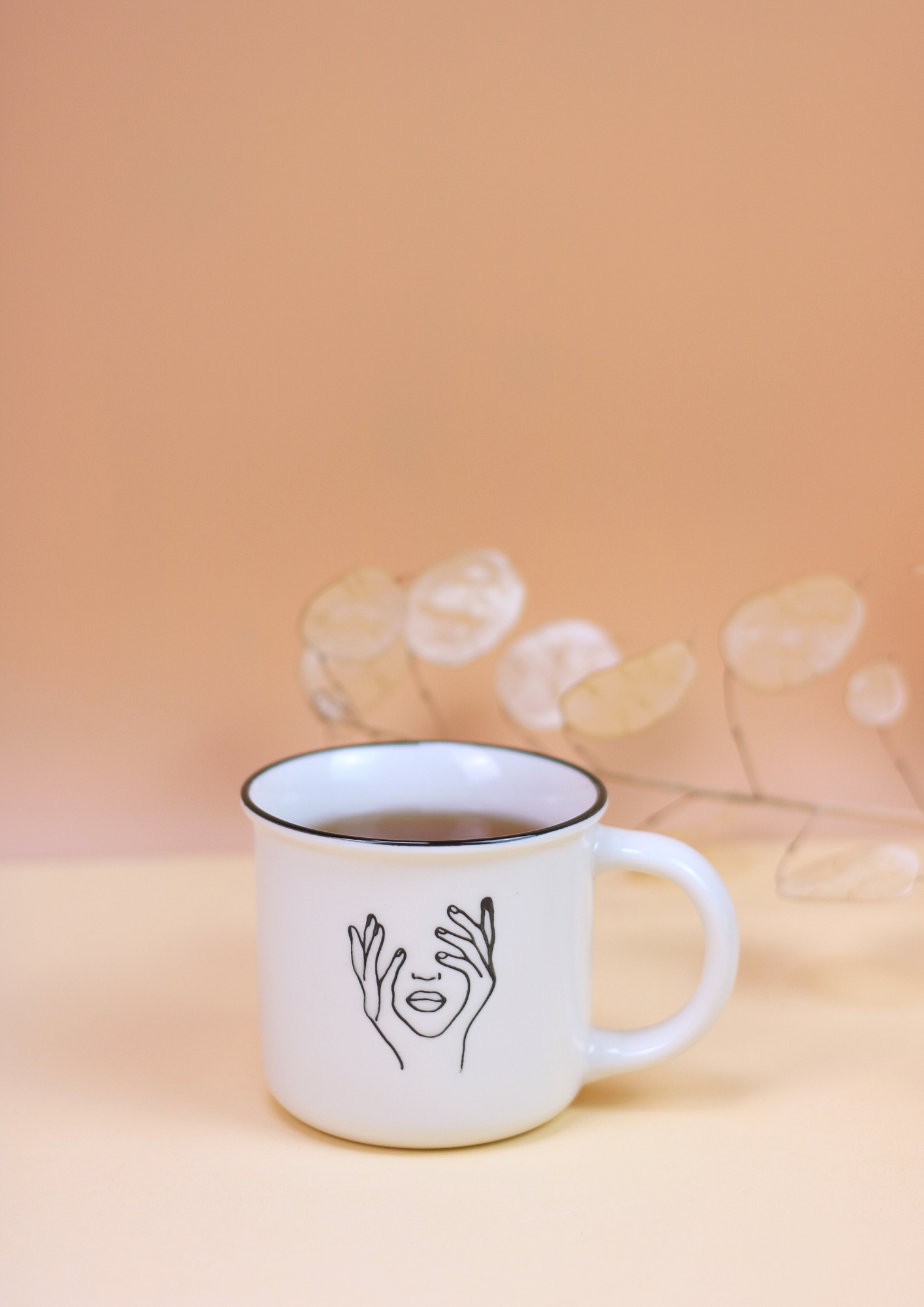 Tasse ‚Line Art‘ aus Keramik