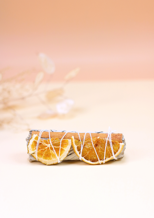 Bündel Orangenscheiben und Zimt mit weißem Salbei