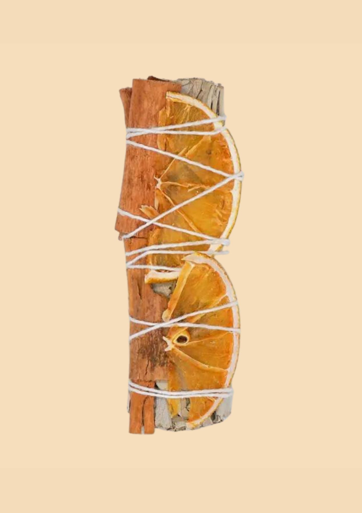 Bündel Orangenscheiben und Zimt mit weißem Salbei