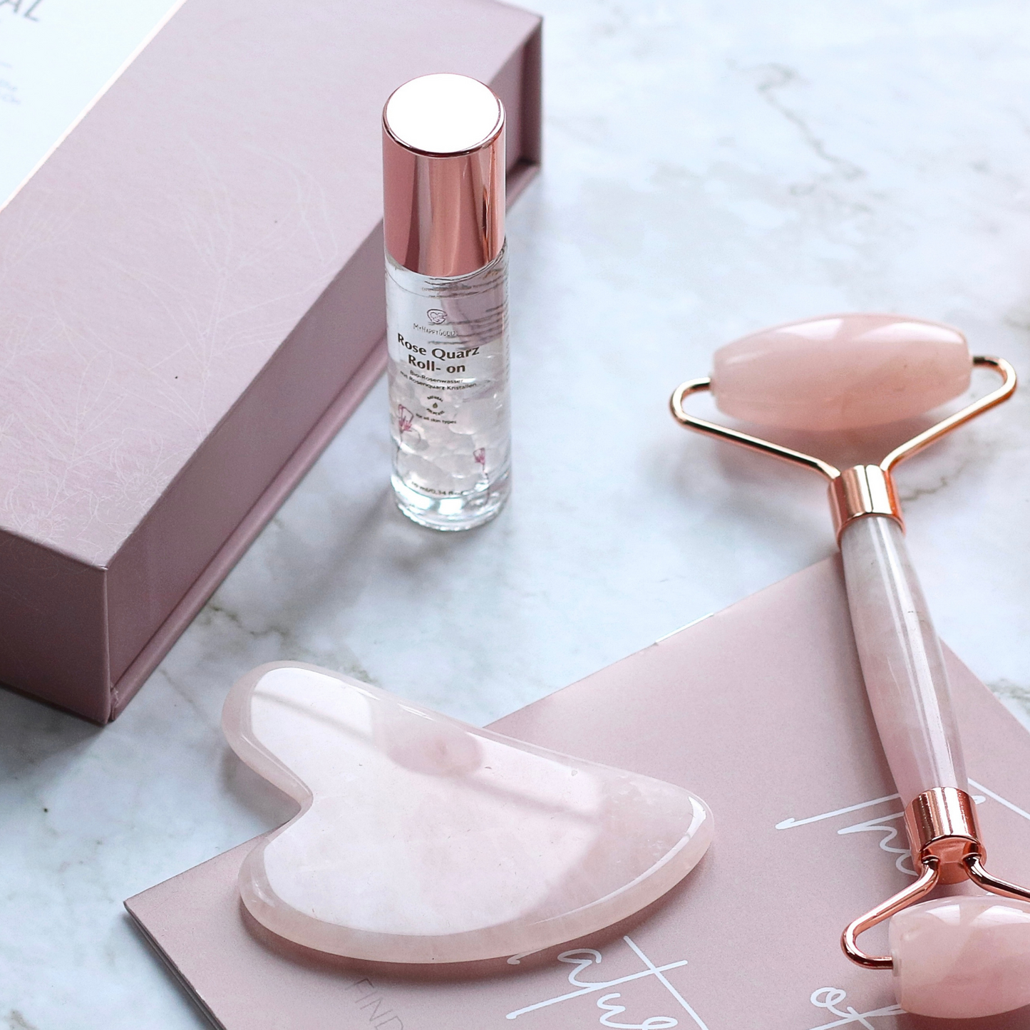 BEAUTY RITUAL BOX - Rosenquarz Roller, Gua Sha und Roll-on mit Bio Rosenwasser