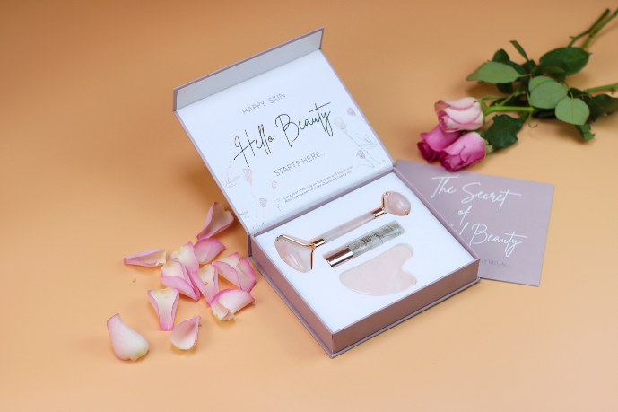 BEAUTY RITUAL BOX - Rosenquarz Roller, Gua Sha und Roll-on mit Bio Rosenwasser