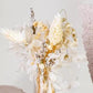 Weiße Sinuata-Blume mit weißen Salbei-Bündeln