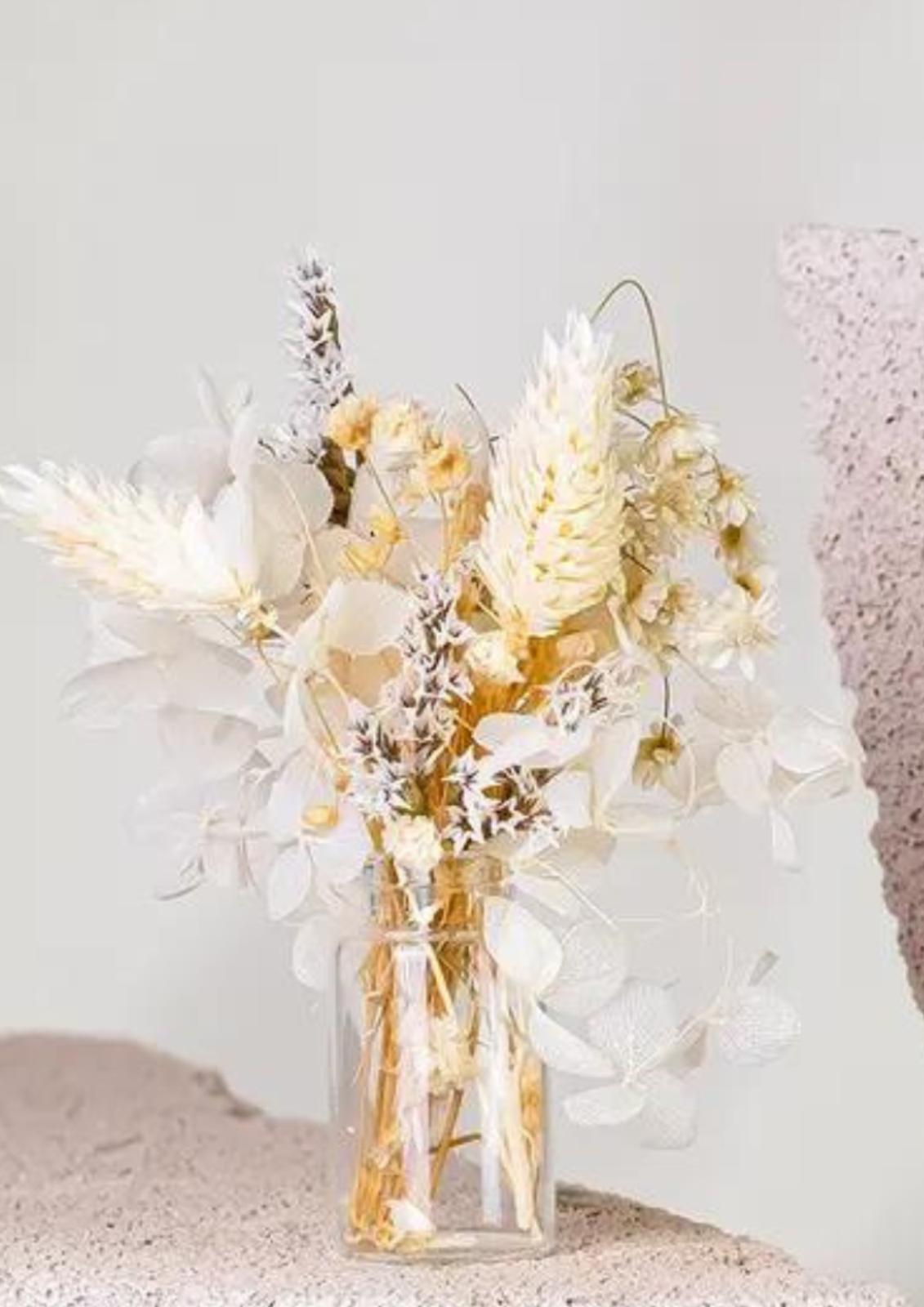 Weiße Sinuata-Blume mit weißen Salbei-Bündeln